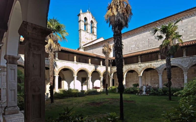 Kirche und Kloster St. Franziskus Gartenansicht