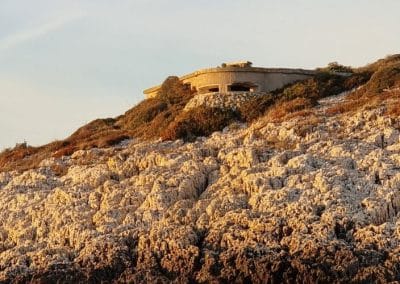 Alter Bunker bei der Bucht Valmižeja