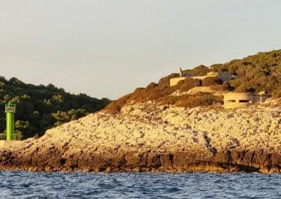 Alter Bunker bei der Bucht Valmižeja