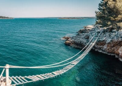 Holzbrücke in der Nähe der Festung Punta Christo Pula