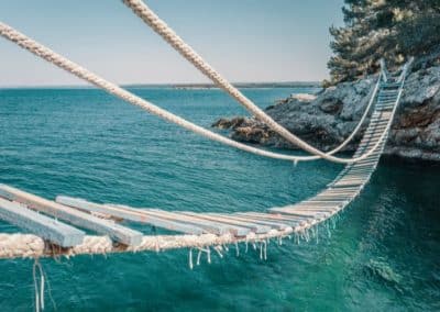 Holzbrücke in der Nähe der Festung Punta Christo Pula