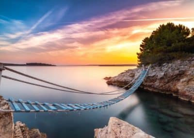 Holzbrücke in der Nähe der Festung Punta Christo Pula