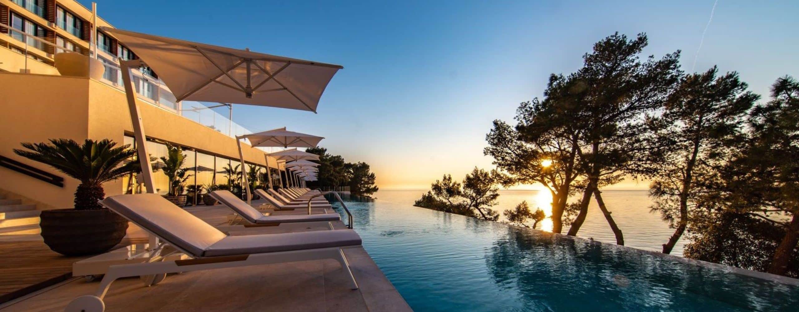 Grand Hotel Bioni Pula - outside overlooking the pool and the sea