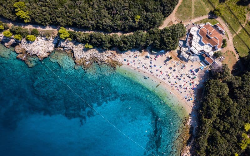 ambrela-beach-clear-water